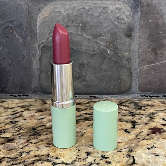 Clinique Different Lipstick in A Different Grape - Picture 1 of 2